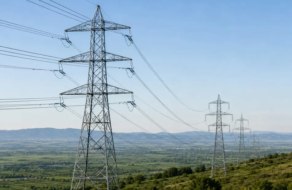 Composite Insulators vs Porcelain Insulators: Performance Comparison in Power Grid Operation